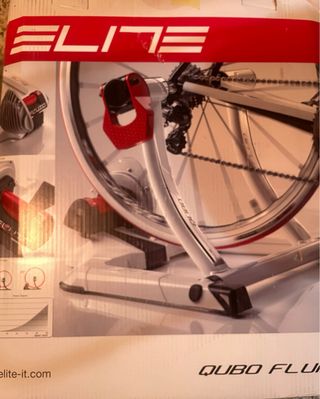 Rodillo Bici Élite Qubo Fluid y rueda con cubierta