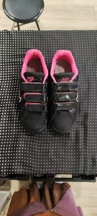 Zapatillas Nike velcro negras y rosas