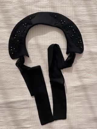 Cuello Zara negro bordado perlas