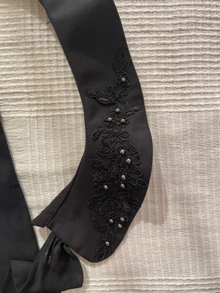Cuello Zara negro bordado perlas