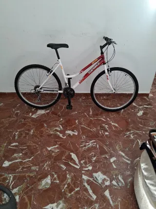 Bicicleta de paseo TOPBIKE blanca y roja