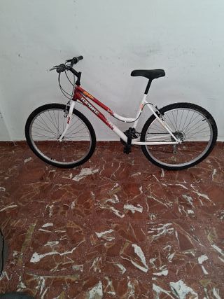 Bicicleta de paseo TOPBIKE blanca y roja