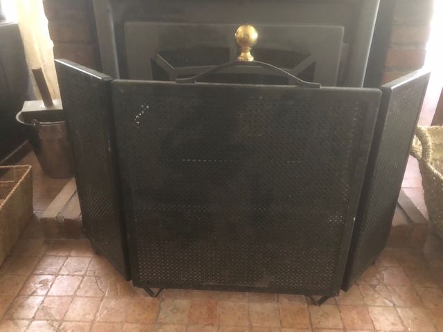 Salva chispas negro chimenea metal dorado