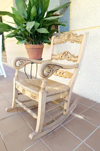Mecedora de madera con asiento de mimbre