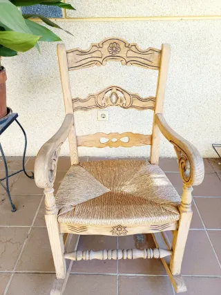 Mecedora de madera con asiento de mimbre