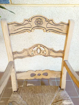 Mecedora de madera con asiento de mimbre