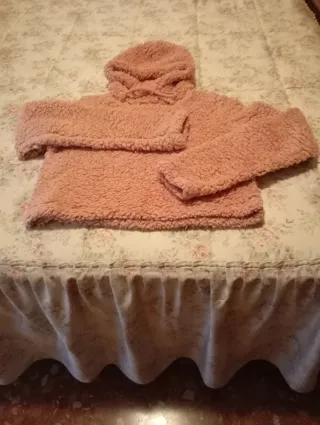 Chaqueta rosa corta con capucha
