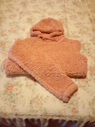 Chaqueta rosa corta con capucha