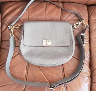 Bolso Guess Gris con detalles dorados