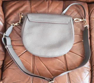 Bolso Guess Gris con detalles dorados