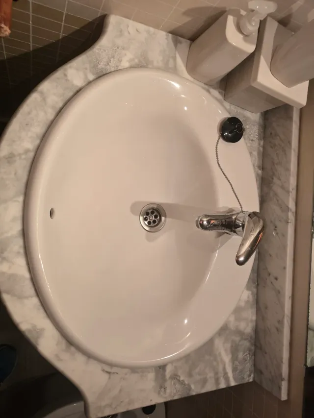 Mueble lavabo de mármol y porcelana