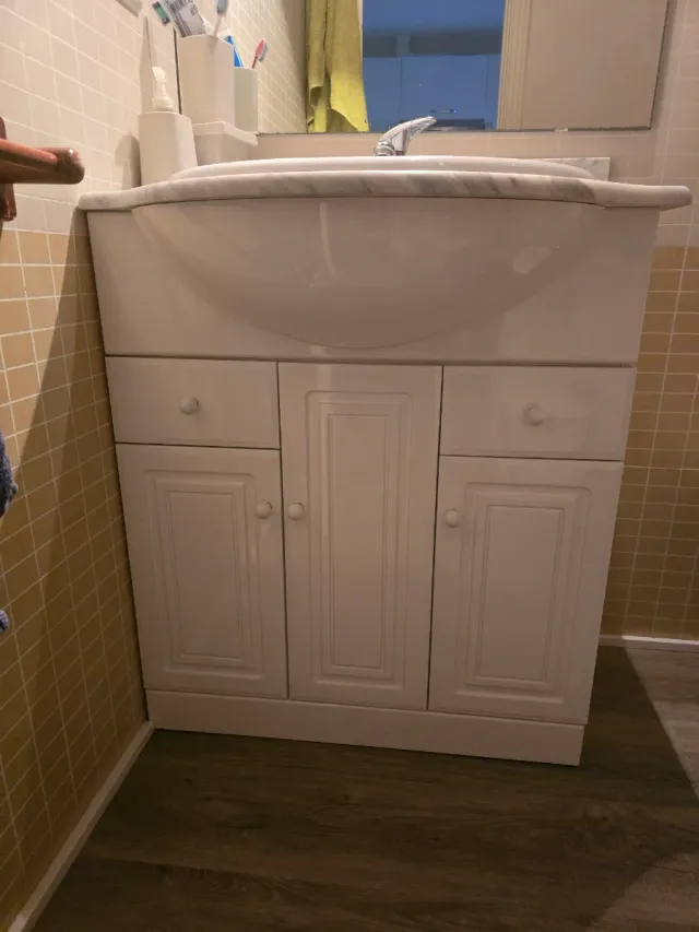 Mueble lavabo de mármol y porcelana