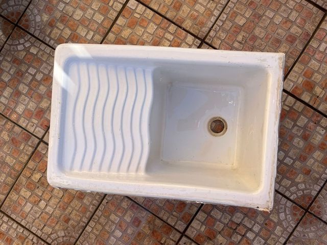 Pila de cerámica blanca