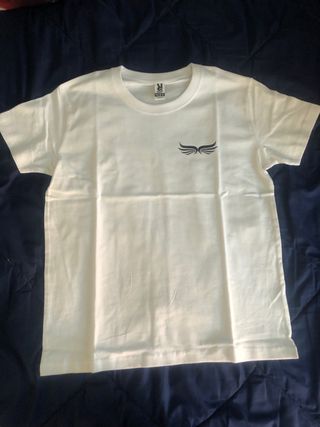 Camiseta blanca con logo de offgrid