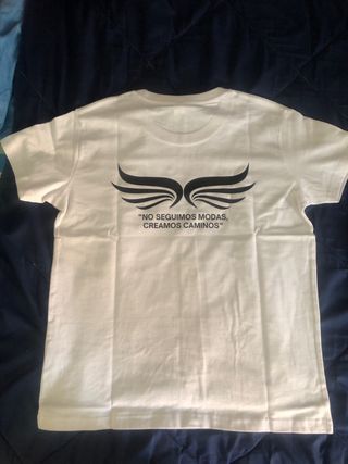 Camiseta blanca con logo de offgrid