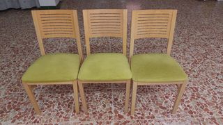 Tre sedie in legno con seduta verde