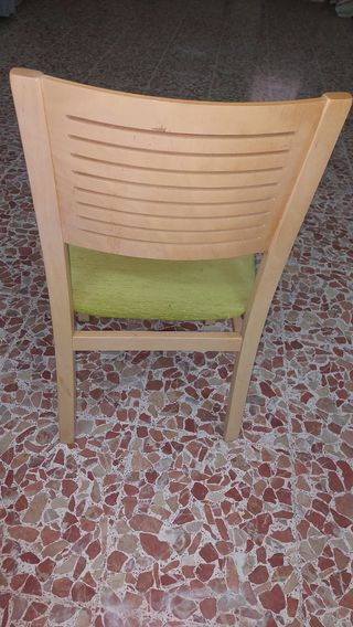 Tre sedie in legno con seduta verde