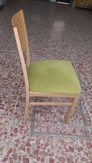 Tre sedie in legno con seduta verde