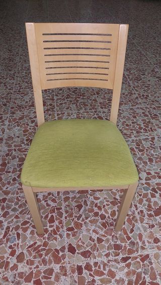 Tre sedie in legno con seduta verde