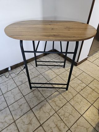 Tavolo alto ovale con sedie