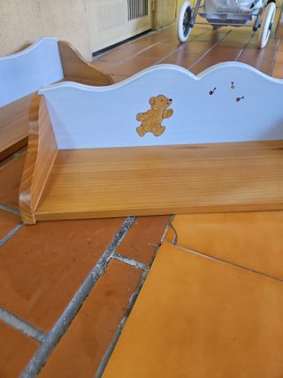 Estantería de madera infantil