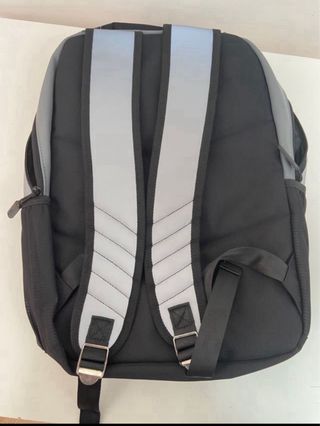 Mochila Mc YADRA gris con reflectantes. A ESTRENAR