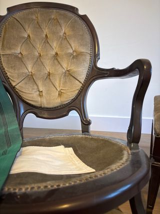 Mecedora y reposapiés antiguos de terciopelo