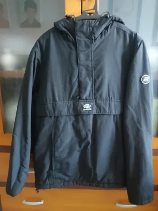 Cazadora Negra Pull&Bear canguro 