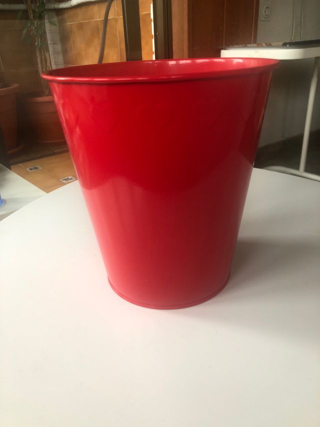 Macetero decorativo rojo metálico