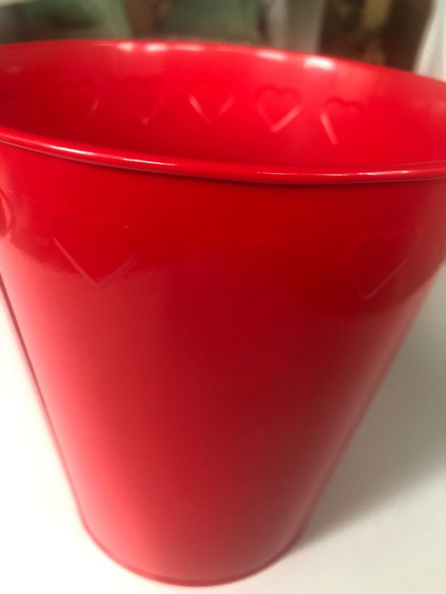 Macetero decorativo rojo metálico