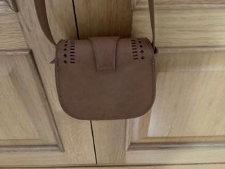 Bolso marrón con detalles calados