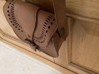 Bolso marrón con detalles calados