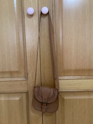 Bolso marrón con detalles calados