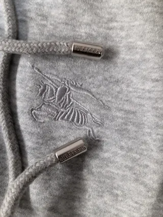 Sudadera Burberry con cremallera gris