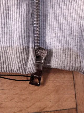Sudadera Burberry con cremallera gris
