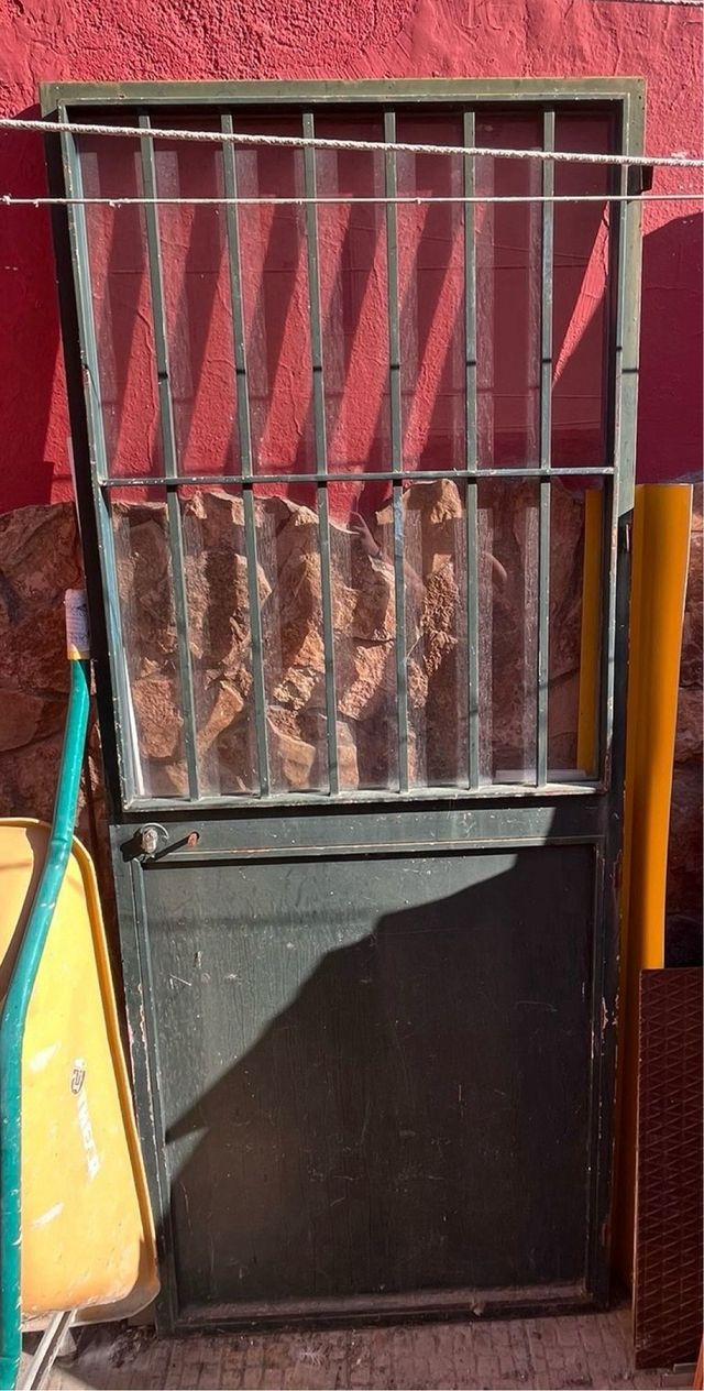 Puerta de Hierro con Reja y Vidrio