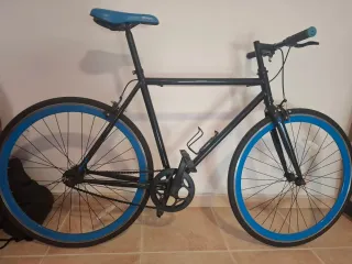 Bicicleta Fixie Negra Ruedas Azules