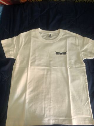 Camiseta blanca con logo de offgrid