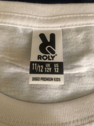 Camiseta blanca con logo de offgrid