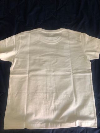 Camiseta blanca con logo de offgrid