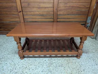 Mesa rústica de centro de madera

