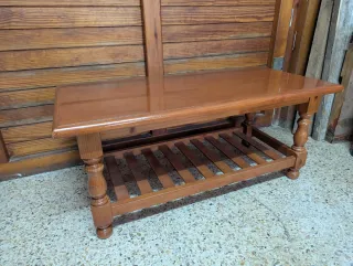 Mesa rústica de centro de madera
