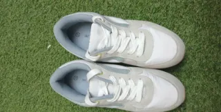Zapatillas niña grises y blancas