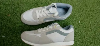 Zapatillas niña grises y blancas