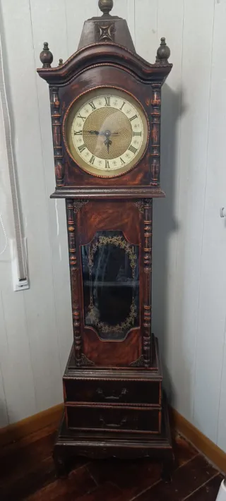 Reloj de pie estilo antiguo