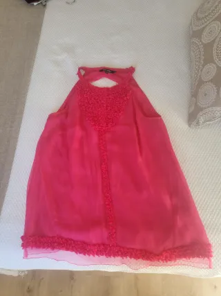 Preciosa blusa de gasa con tirantes y pedrería 
