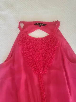 Preciosa blusa de gasa con tirantes y pedrería 