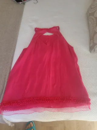 Preciosa blusa de gasa con tirantes y pedrería 
