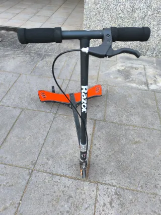 Patinete Razor naranja
