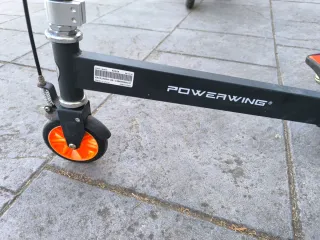 Patinete Razor naranja
